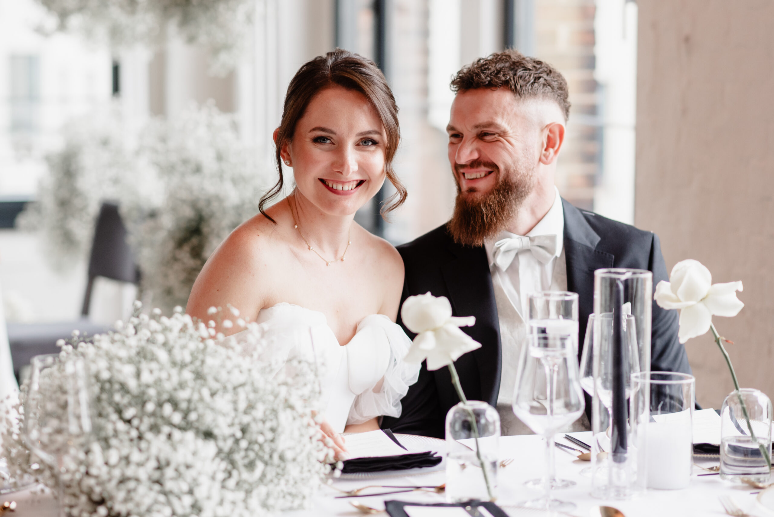 Glückliches Ehepaar an ihrer Hochzeit im Saarland