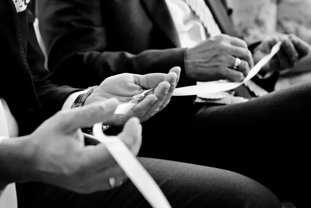 Internationales Brautpaar bei symbolischer Zeremonie im Luxemburger Weinberg