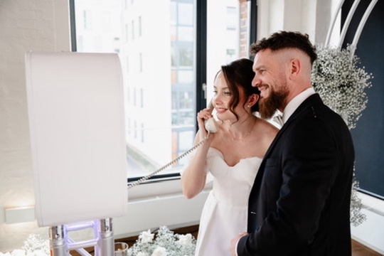Hochzeitsplanerin Linda berät Brautpaar bei der Hochzeitsplanung im Saarland