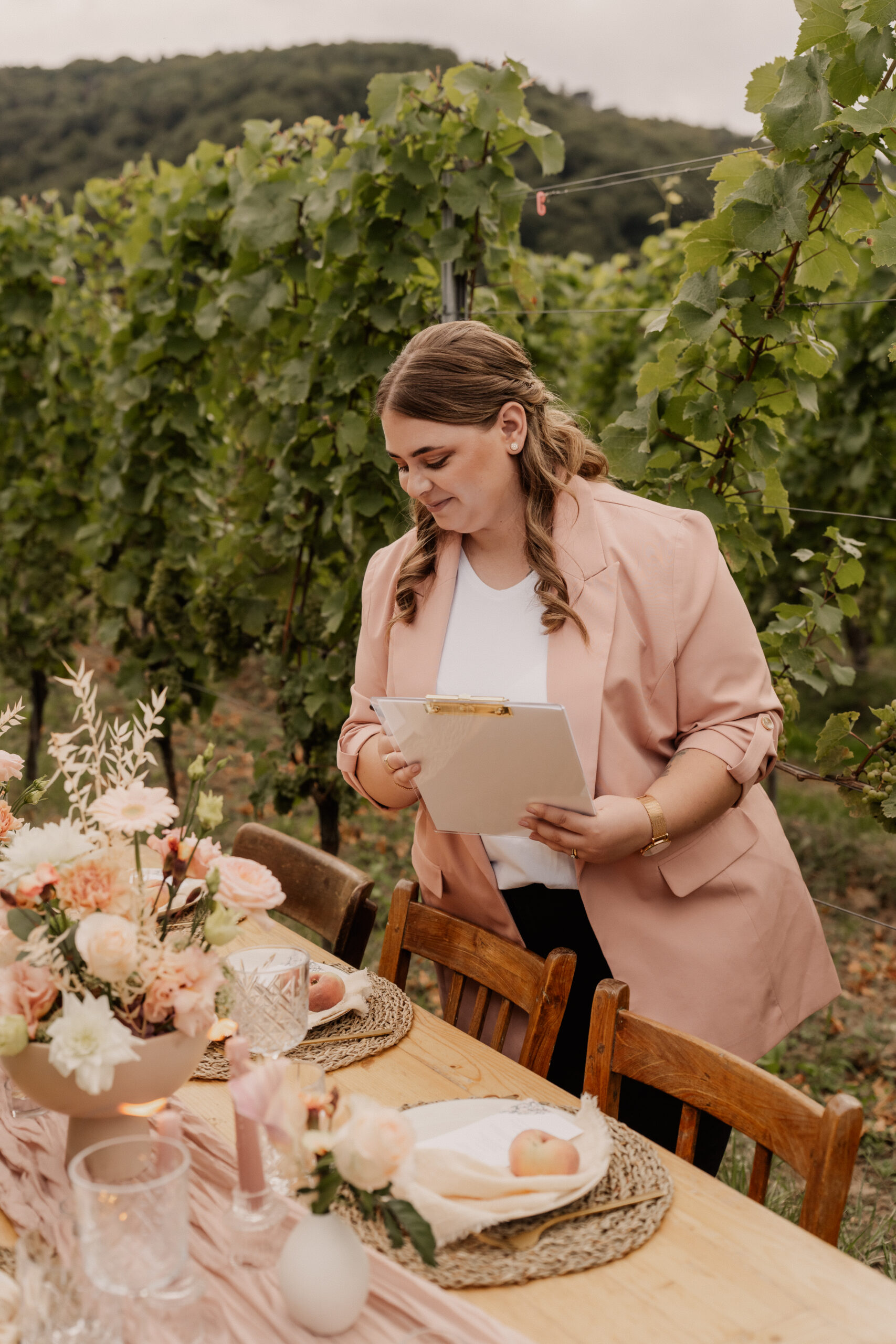 Entspanntes Beratungsgespräch mit Weddingplannerin im eleganten Büro in Luxemburg