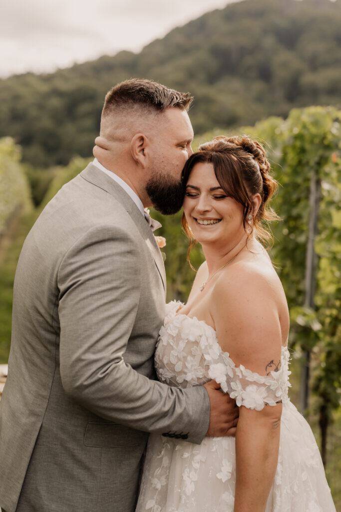 Ausgelassene Hochzeitsfeier unter freiem Himmel im Weinberg der Pfalz