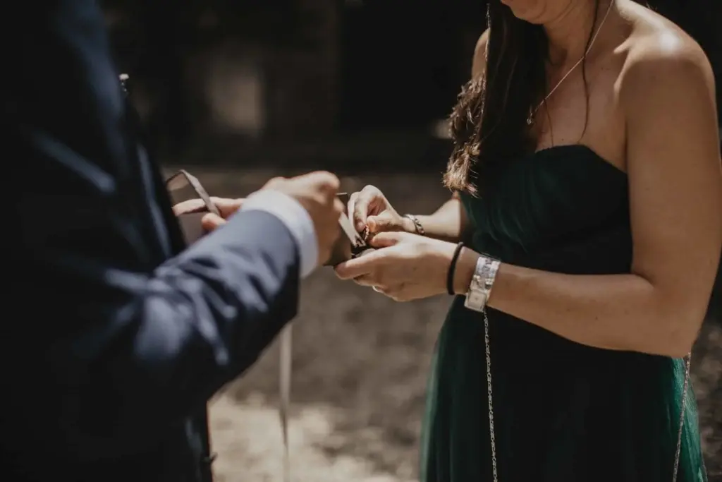 Professionell geplante Trauungszeremonie mit Rosenritual im Saarland
