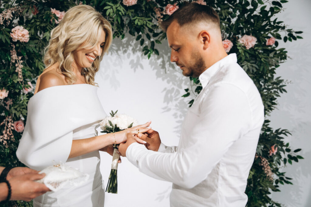 Achtsam begleitete Sandzeremonie bei Freier Trauung in Rheinland-Pfalz
