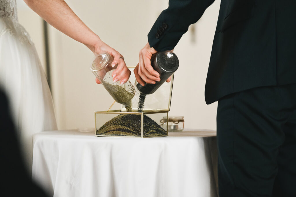 Symbolische Trauung mit Hochzeitskerzen-Ritual in mediterranem Ambiente