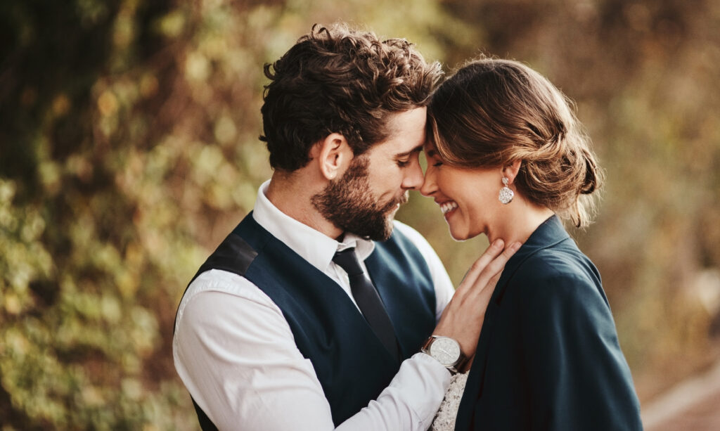 Individuell gestaltete Freie Trauung zwischen duftenden Rosenbüschen im Saarland