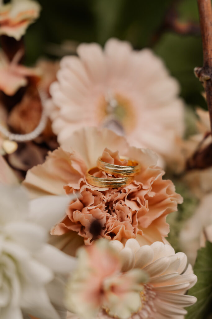 Eine Nahaufnahme von Ringen auf einer Blume, die ihre Eleganz an diesem einzigartigen Ort wunderbar einfängt.