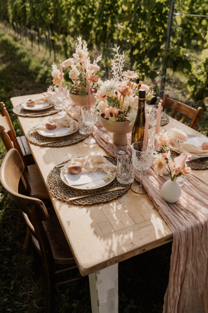 Hochzeitskoordinatorin bespricht Timeline mit Brautpaar in Luxemburg Stadt