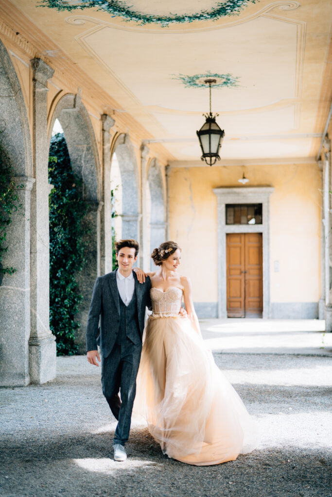 Elegantes Schloss in Saarbrücken mit Hochzeitsaufbau und blühenden Gärten bei Sonnenuntergang