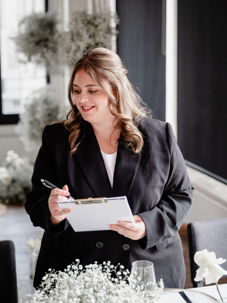 Elegante Hochzeitsplanerin koordiniert Trauungszeremonie im Schloss Luxemburg