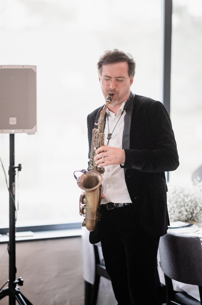 Ein Mann im Anzug spielt drinnen im QU4RTIER Restaurant in Saarbrücken